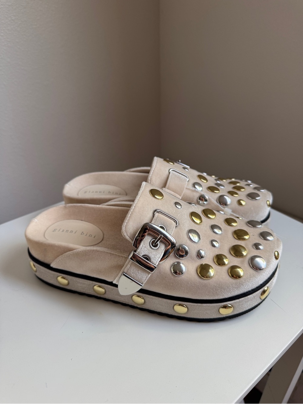 NWT Gianni Bini Oddie Velvet Studded Platform Clogs Sz 7,5